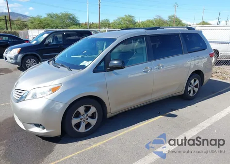 2016 Toyota Sienna Le 8 Passenger z USA, uszkodzony, nr VIN 5TDKK3DC3GS735927